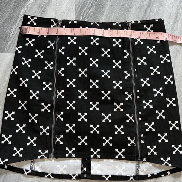 H&M black & white tribal mini skirt size 10 stretchy X pattern - Picture 4 of 8
